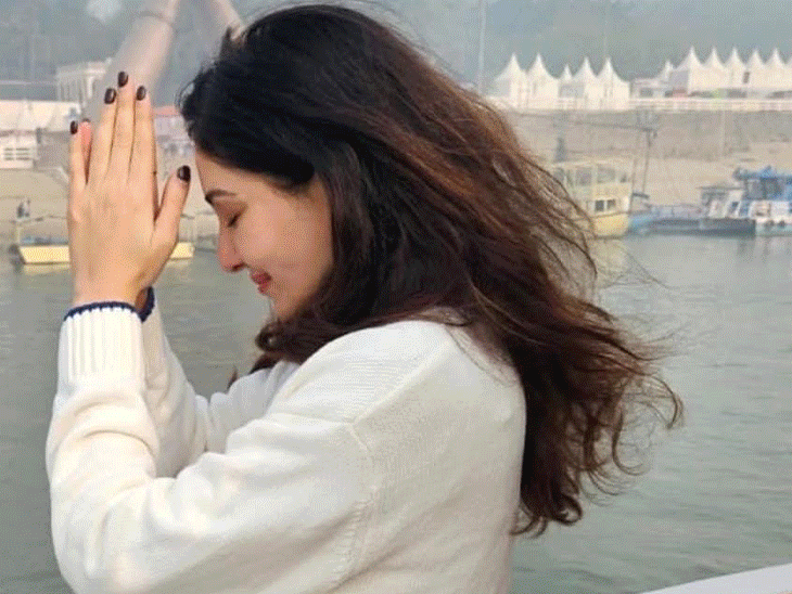 एक्ट्रेस पूजा चोपड़ा ने बाबा विश्वनाथ के दर्शन किए:बनारस की गलियों में 3 दिन तक घूमीं, बोलीं- काशी आकर मन को शांति मिलती है