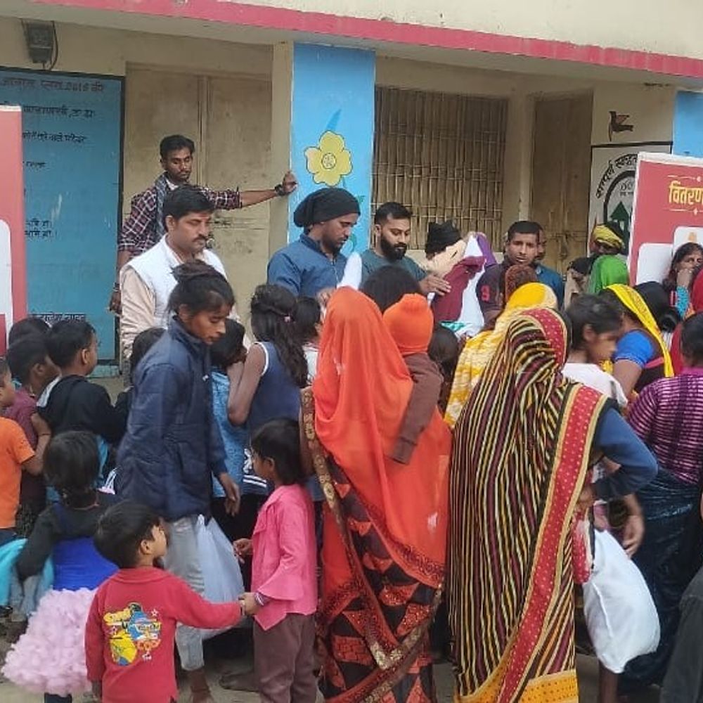 दैनिक भास्कर के वस्त्रदान ने चेहरों पर बिखेरी मुस्कान:हजारों लोगों को सदी में गर्मी की राहत, स्कूल-सोसाइटी और एनजीओ भी सहयोगी