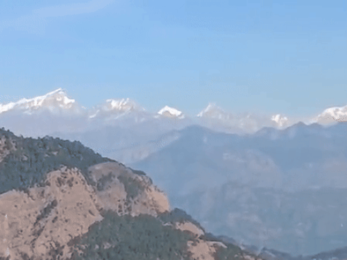 बर्फबारी ना होने से हंसलिंग की चोटियां पड़ीं काली:लोग बोले- हिमालय का ये रूप पहले कभी नहीं देखा; 2 दिन बाद बदलेगा मौसम