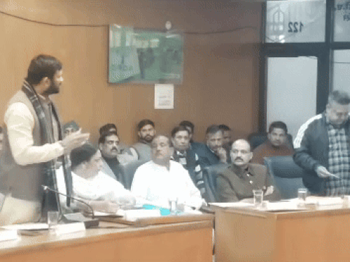 रोहतक नगर निगम की मीटिंग में हंगामा:एजेंडे पर चर्चा से पहले आपस में भिड़े MC व मनोनित पार्षद; मांगनी पड़ी माफी