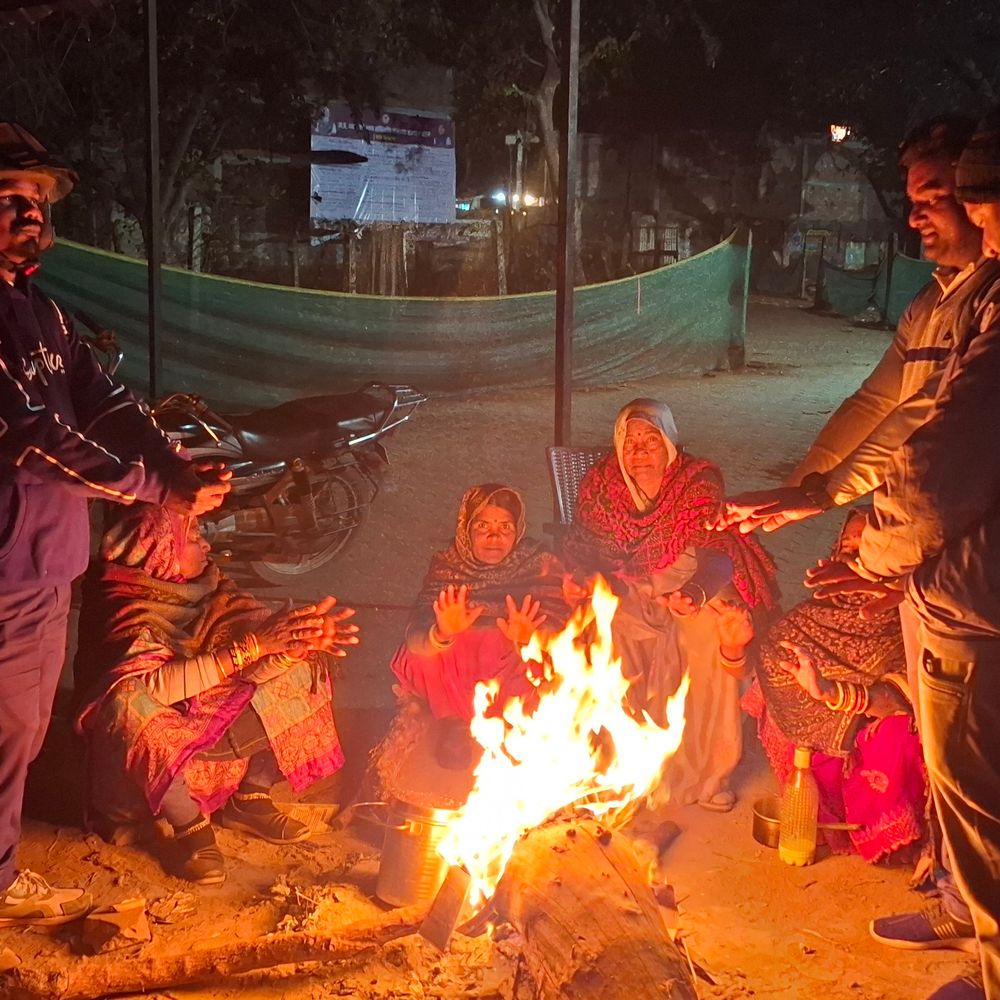 कटनी में न्यूनतम तापमान 10 डिग्री से कम:सार्वजनिक जगहों पर अलाव जलाए, यात्रियों और लोगों को मिली राहत