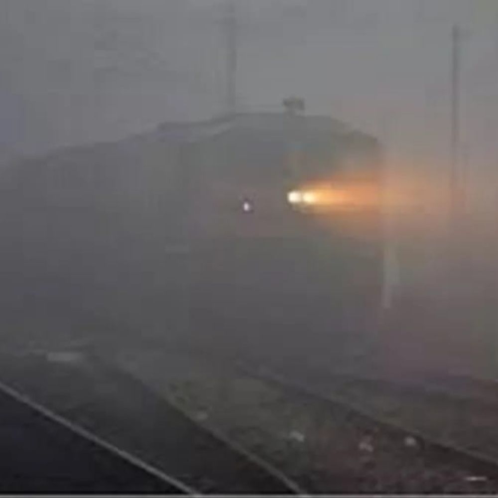 कोहरे के कारण दिल्ली- लखनऊ रूट की ट्रेनें घंटों लेट:वीआईपी लखनऊ मेल से लेकर शताब्दी तक प्रभावित, यात्रियों को करनी पड़ी परेशानी का सामना