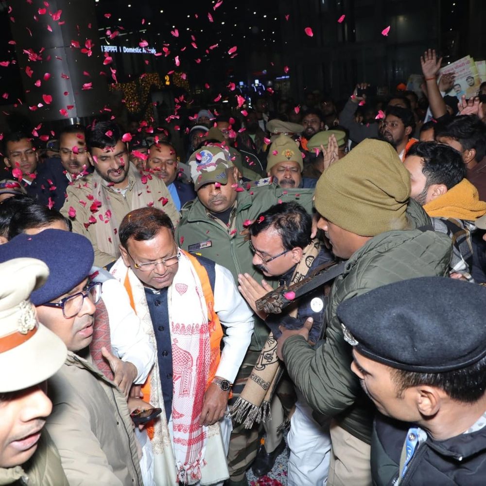 लखनऊ एयरपोर्ट पर भाजपा प्रदेश अध्यक्ष पंकज चौधरी का स्वागत:एयरपोर्ट पर गाजे-बाजे के साथ किया गया स्वागत, संजय राय और नीरज सिंह रहे मौजूद