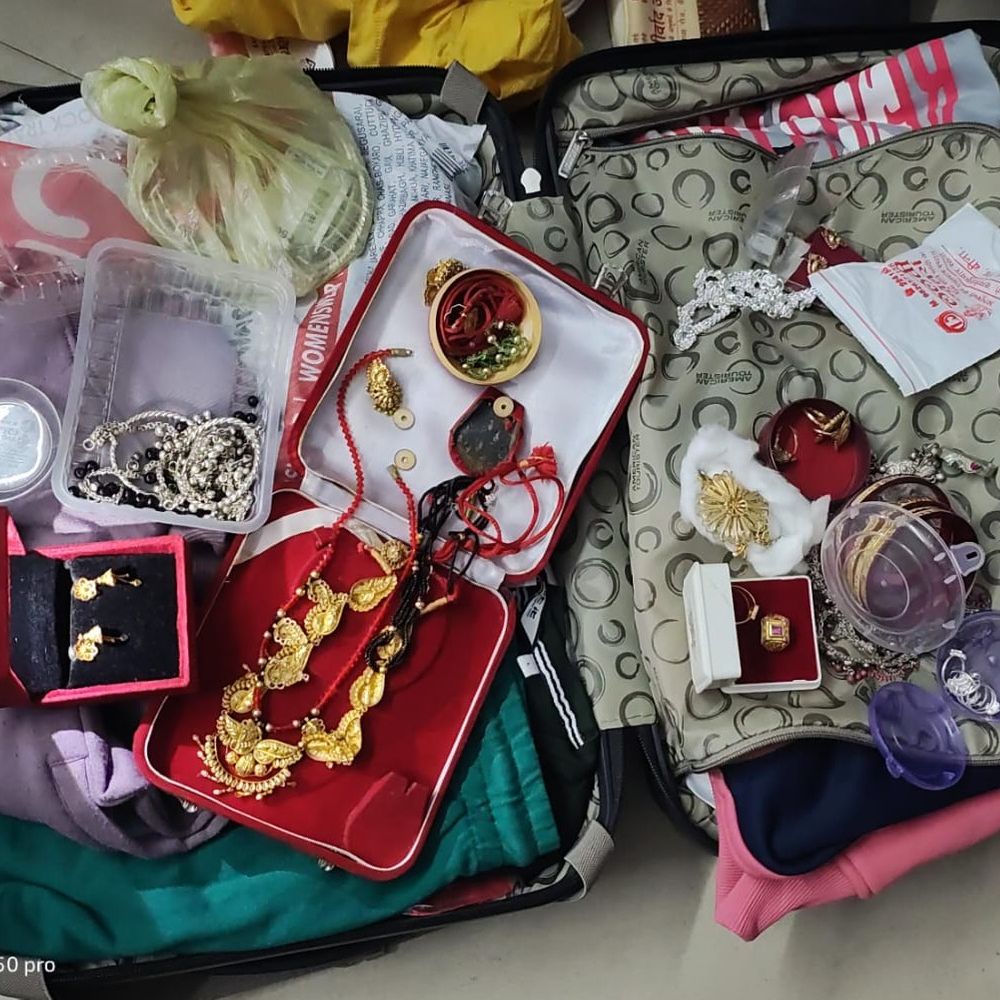 झांसी स्टेशन पर छूटा 18 लाख के जेवर का बैग:GRP और RPF ने 30 मिनट में खंगाले 35 CCTV कैमरे, नशेड़ी कम्बल में छिपाकर बैठा था