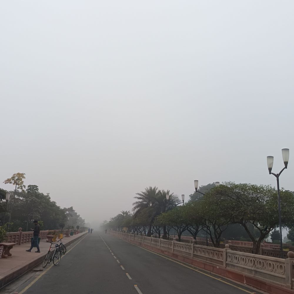 लखनऊ में भीषण शीतलहर:विजिबिलिटी 100 मीटर पहुंची,दिन भर बर्फीली हवा से रहेगी गलन, घर से न निकलें