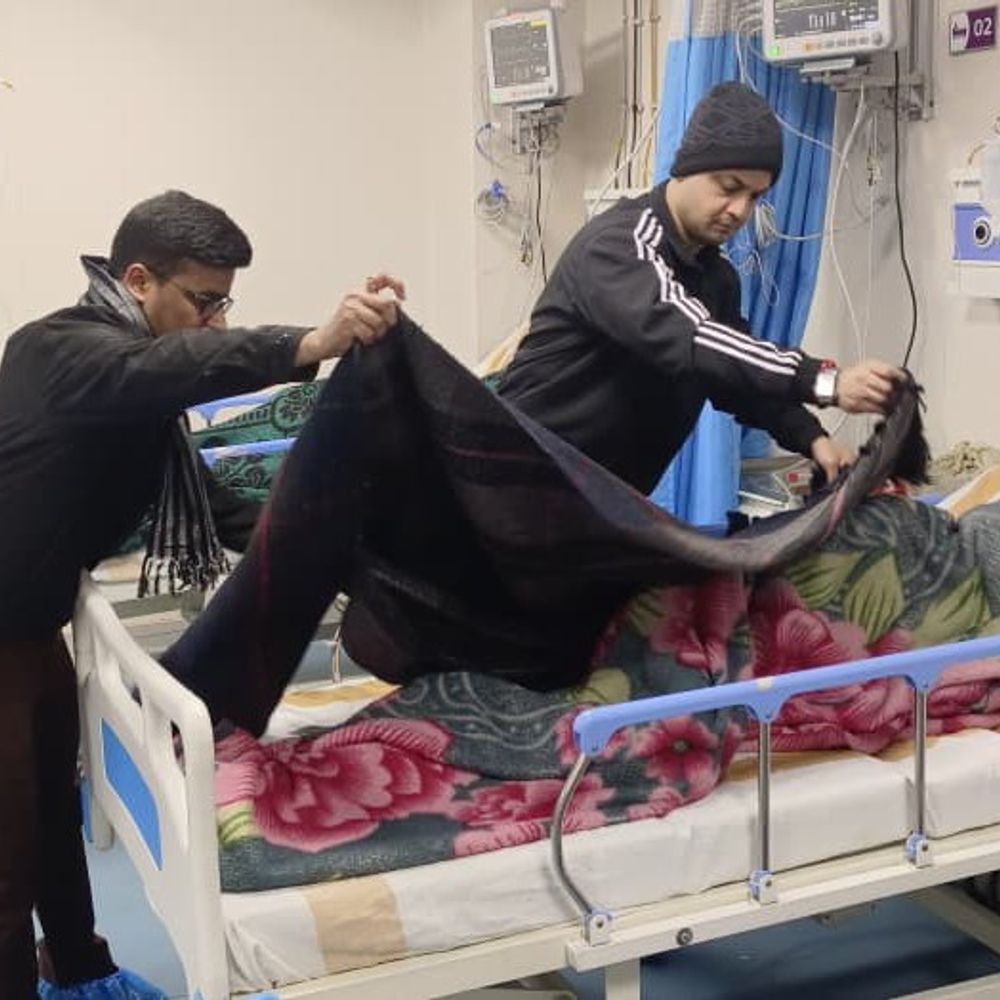 DM आनंद शर्मा ने देर रात शहर का किया दौरा:मधुबनी में जरूरतमंदों को बांटे कंबल, ठंड से बचाव के इंतजामों का लिया जायजा