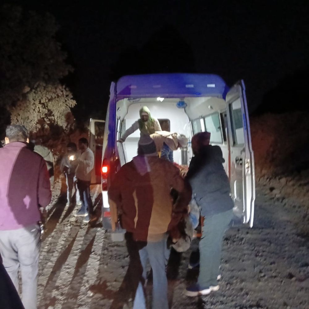 कार की टक्कर से बाइक सवार पिता की मौत:घायल बेटी-दोस्त जबलपुर रेफर, डिंडौरी में फोर व्हीलर खाई में गिरी; ड्राइवर फरार