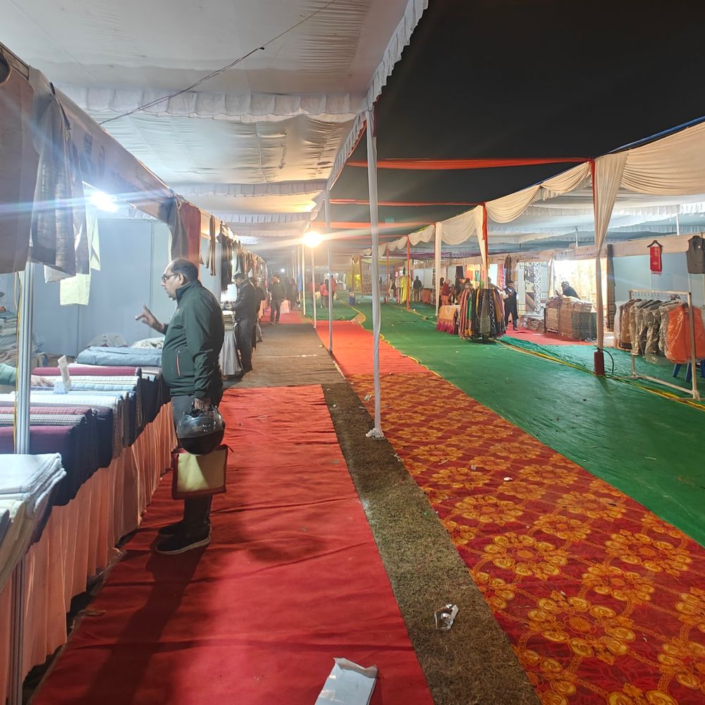 लखनऊ में दस दिवसीय खादी प्रदर्शनी:ग्रामोद्योग बोर्ड ने किया आयोजन, 28 दिसंबर तक चलेगी: मिट्टी के बर्तनों की बढ़ी डिमांड