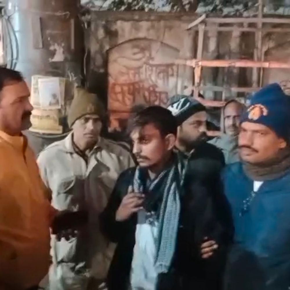 बाराबंकी में रोडवेज बस को ट्रक ने मारी टक्कर:तीन यात्री घायल, पहले बाइक को भी कुचल चुका था