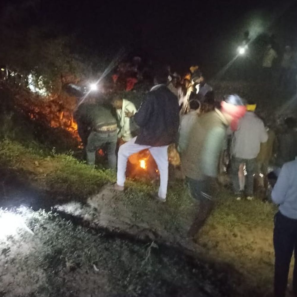 चित्रकूट में डंपर ने बाइक को कुचला:एक युवक की मौत, दूसरा गंभीर रूप से घायल; दोस्त को स्टेशन लेने जा रहे थे