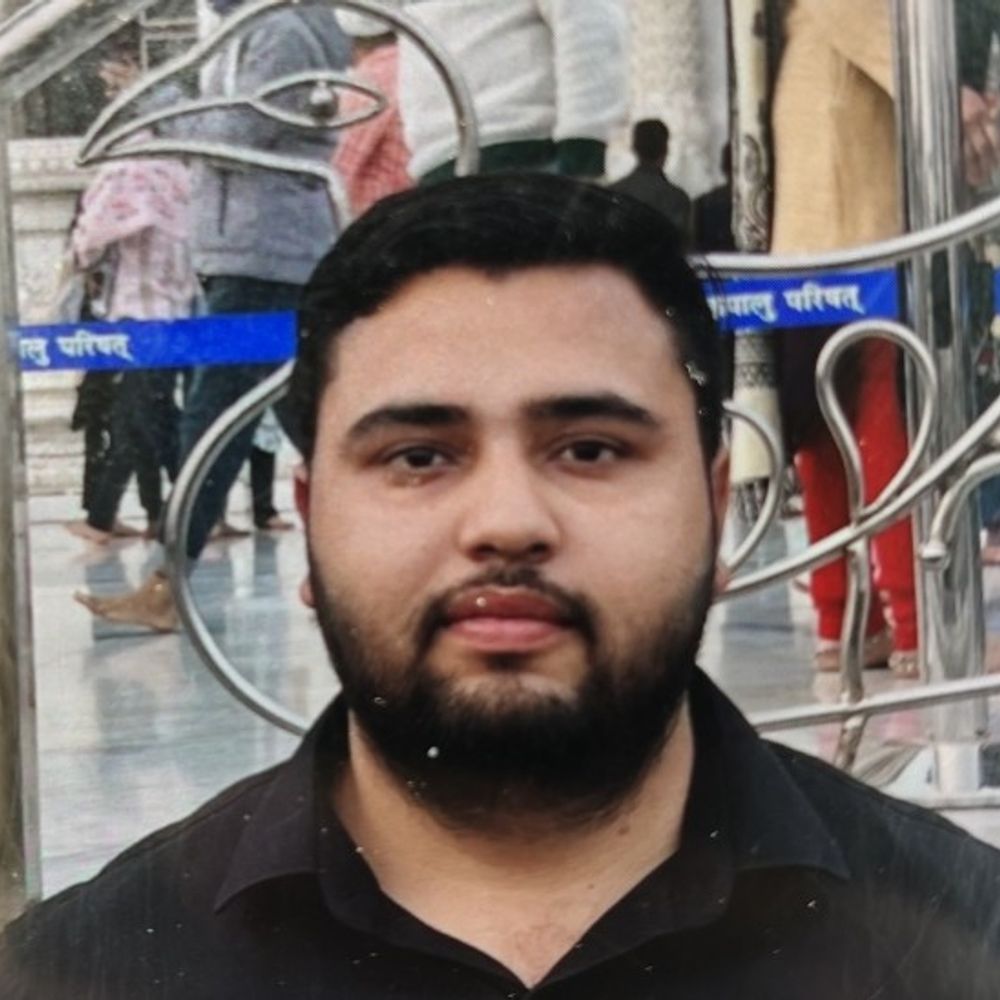 हाथरस में सड़क हादसे में कार चालक की मौत:अज्ञात वाहन से टकराई कार, चालक को झपकी आने से हुआ हादसा