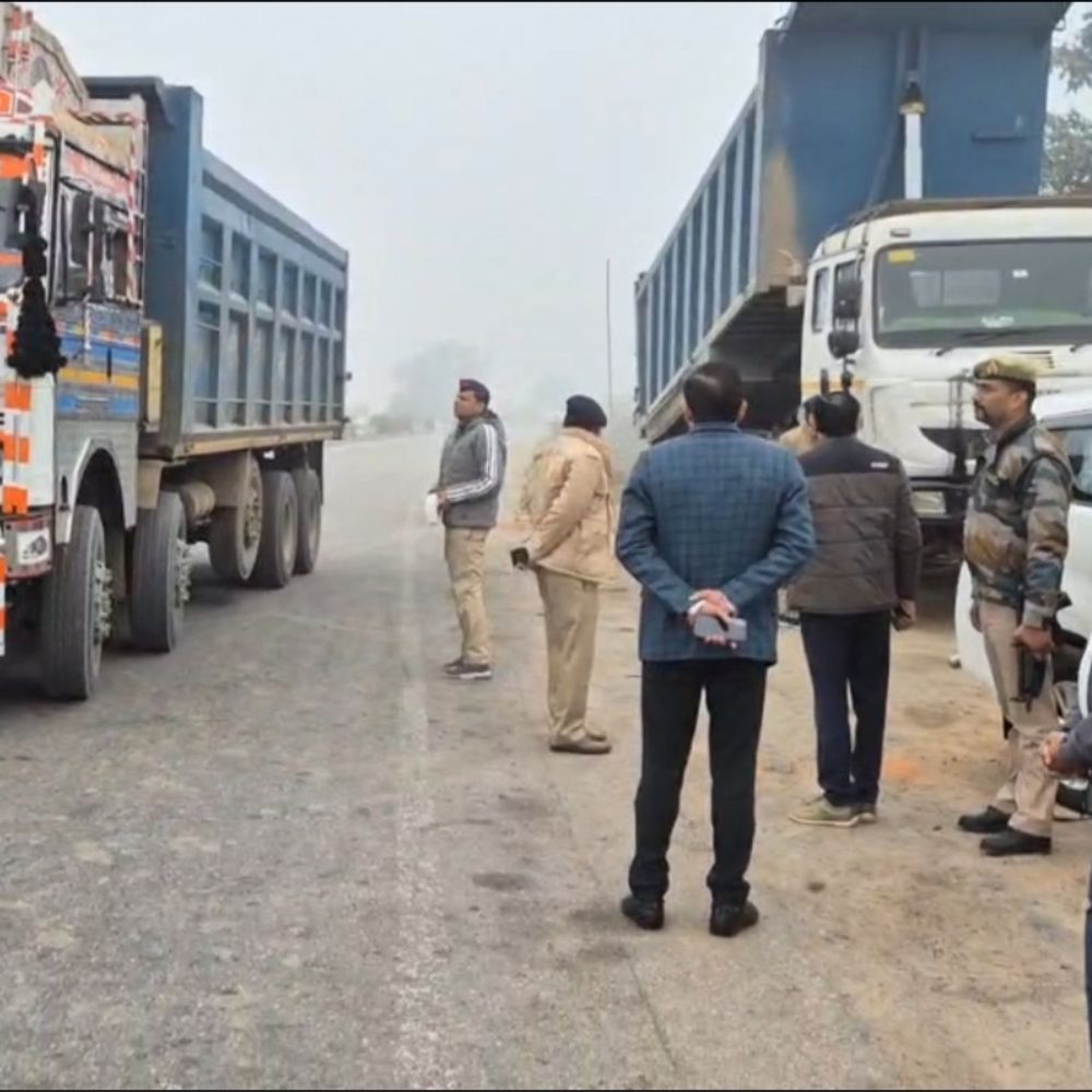 जालौन में कोहरे के कारण डीएम-एसपी ने चलाया अभियान:झांसी-कानपुर हाईवे पर बड़े वाहनों पर लगवाए रिफ्लेक्टर