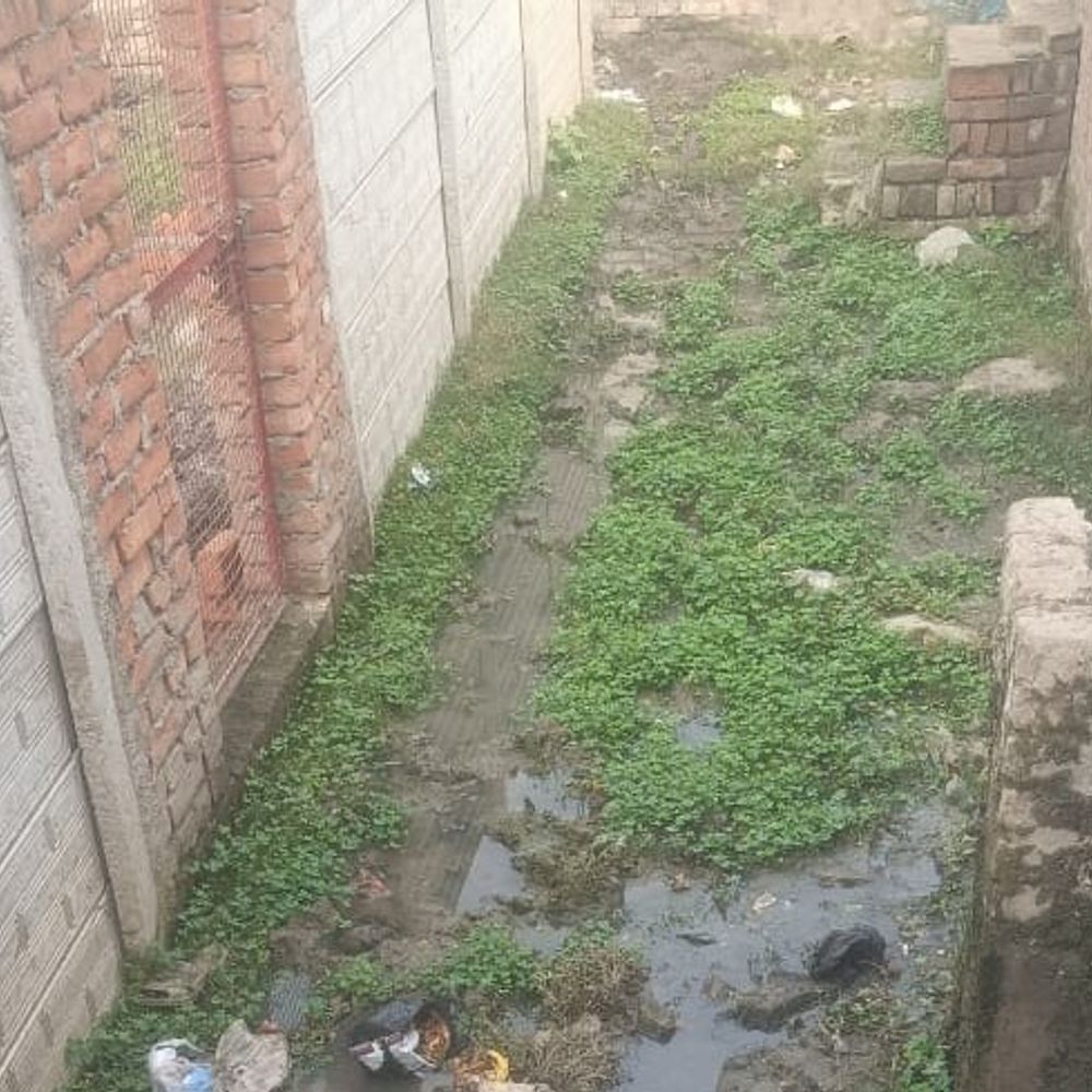 चंदौली के मढ़िया गांव में जल निकासी की समस्या:ग्रामीण परेशान, जनप्रतिनिधियों पर लापरवाही का आरोप, समाधान की मांग