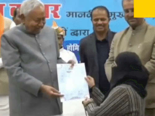 हिजाब विवाद के 5वें दिन नौकरी जॉइन करेंगी नुसरत:सपा सांसद बोले- नीतीश की हरकत शर्मनाक, साध्वी प्राची ने कहा- CM ने कुछ गलत नहीं किया