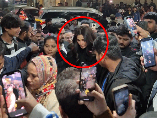 बॉलीवुड एक्ट्रेस डेजी शाह भीड़ में फंसी, धक्का-मुक्की; VIDEO:प्रयागराज में लिफ्ट में बेकाबू हुए फैंस, सेल्फी की मची होड़
