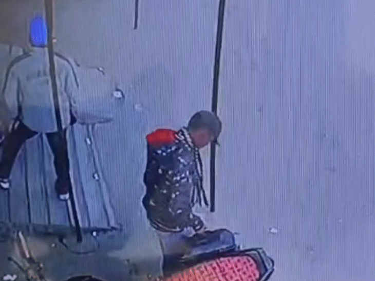 बाइक की डिक्की तोड़ बदमाशों ने 4.70 लाख उड़ाए:CCTV में चोरी की वारदात कैद, विशेष जांच टीम का गठन; कोढ़ा गैंग पर शक