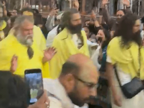 प्रेमानंद महाराज की पदयात्रा का फिर समय बदला:अब दोगुने भक्त पहुंच रहे, CO बोले- ट्रैफिक प्लान बनाएंगे; पढ़िए बदलाव की वजह