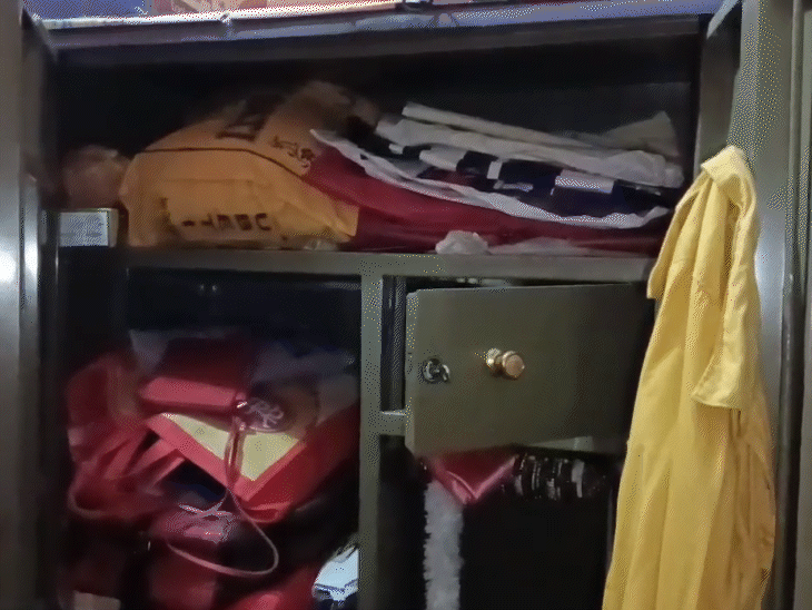 धनबाद में बंद घर को चोरों ने बनाया निशाना:  परिवार की गैरमौजूदगी में टूटा ताला, अलमारी से नकद व जेवरात ले उड़े चोर – Dhanbad News