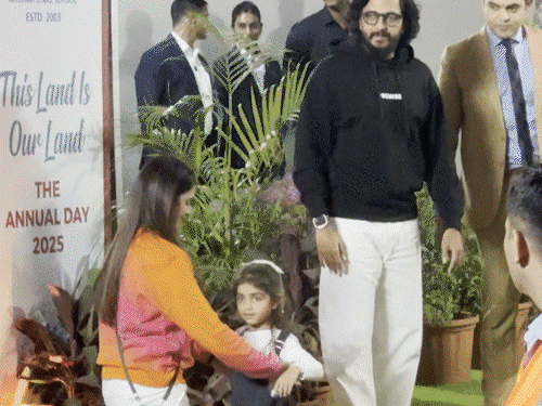 अंबानी स्कूल का एनुअल फंक्शन:अभिषेक-ऐश्वर्या, रितेश-जेनेलिया कार्यक्रम में हुए शामिल, बॉडीगार्ड के साथ नजर आए शाहरुख के बेटे अबराम