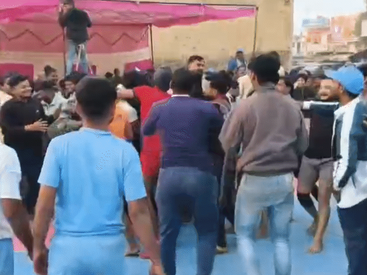 मैदान बना अखाड़ा...मंत्री के सामने कबड्डी खिलाड़ियों में मारपीट:एक-दूसरे पर कुर्सियां फेंकी, सामने आया सांसद खेल उत्सव का वीडियो