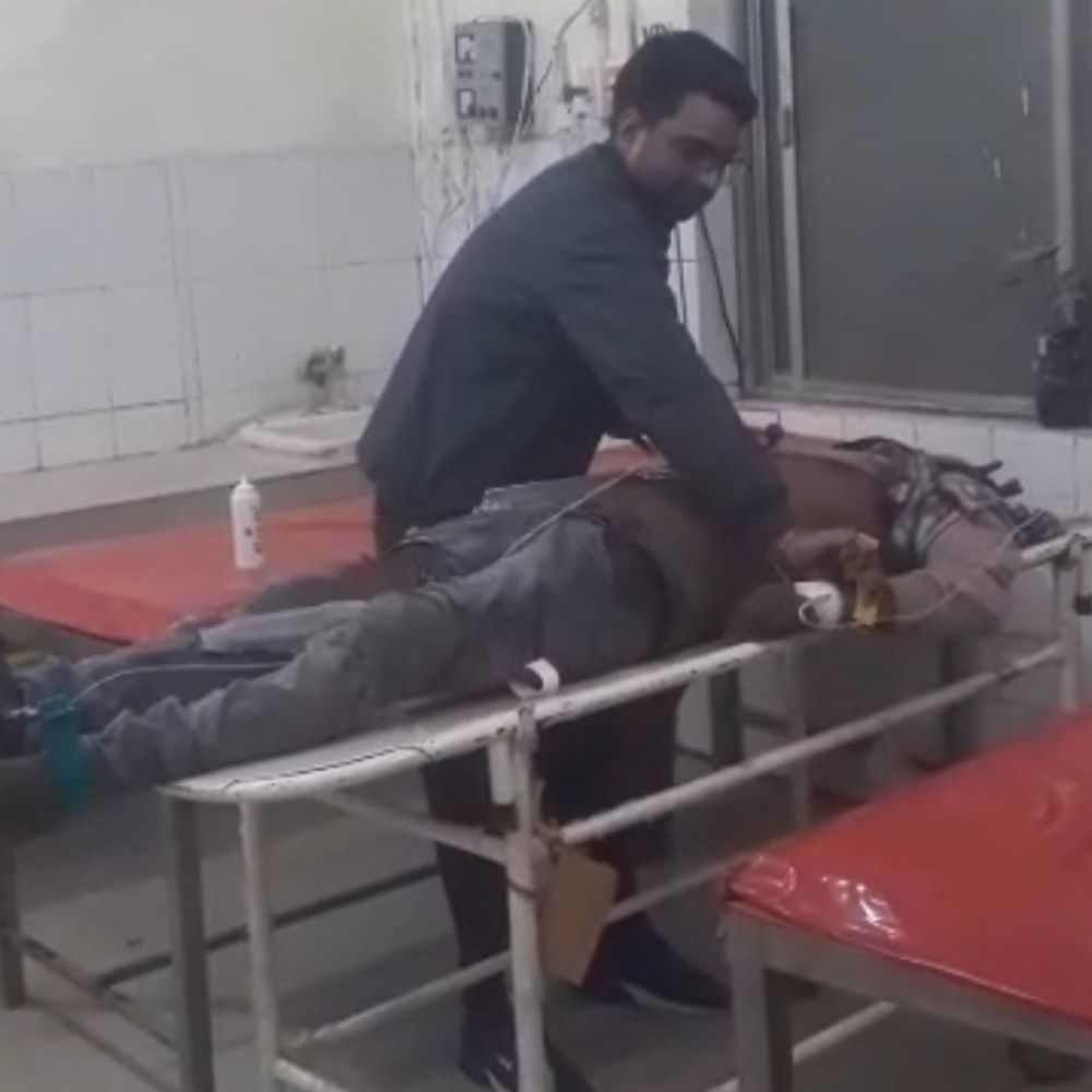 बदायूं में पिकअप की टक्कर से चाचा-भतीजे की मौत:बाजार से सामान खरीदकर लौट रहे थे घर, बाइक पर सवार थे दोनों