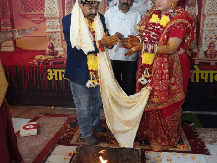 पूर्व भाजपा मंत्री दीपक ने कांग्रेस नेत्री से शादी की:जोशी ने मंदिर में पल्लवी की मांग में सिंदूर भरा; तस्वीरें सामने आईं