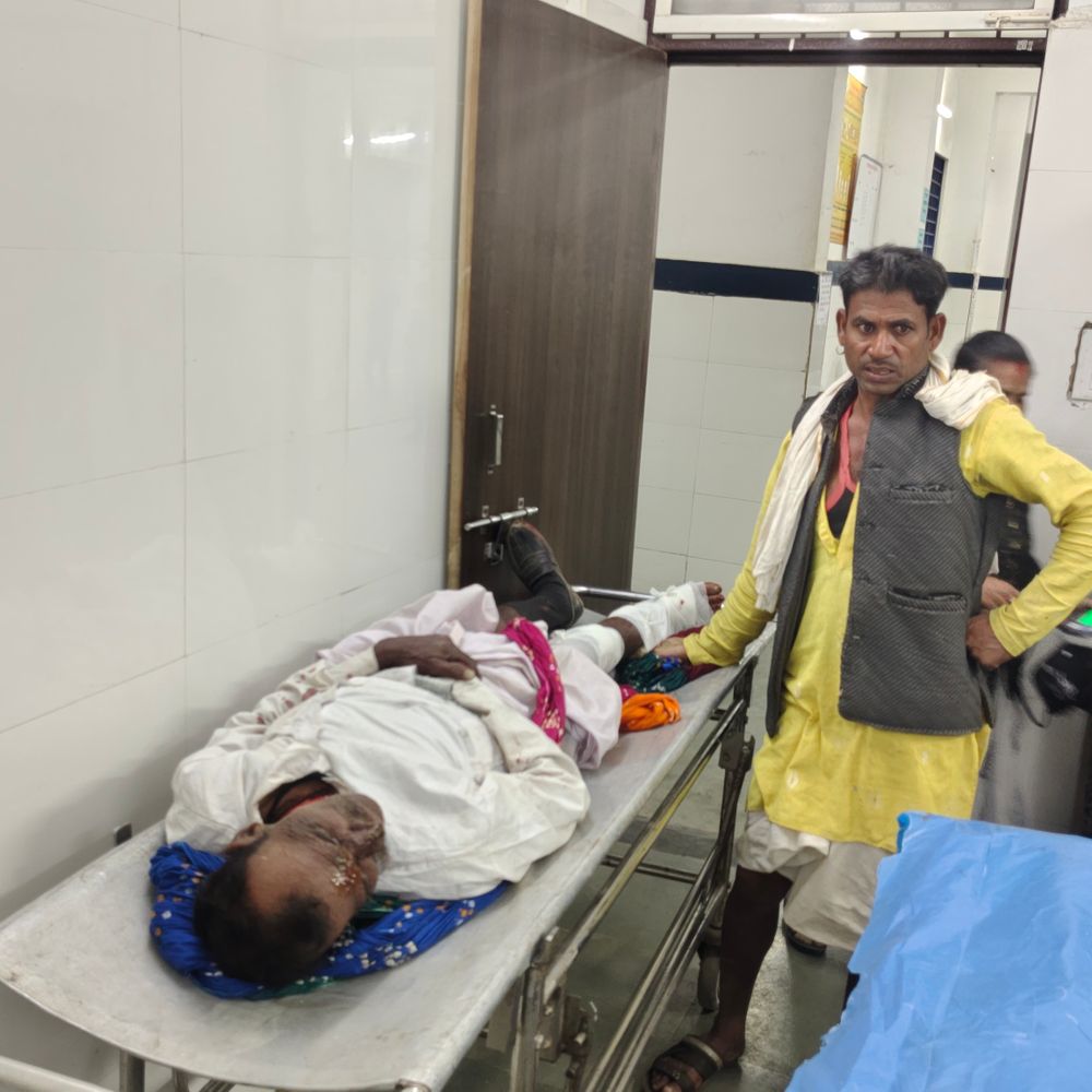 राजगढ़ में भूमरिया रोड पर स्कूटी-बाइक की टक्कर:बुजुर्ग का पैर टूटा; लोग बोले- डेढ़ घंटे बाद आई एम्बुलेंस