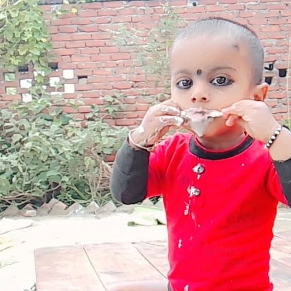 बेकाबू बोलेरो ने दो साल के मासूम को रौंदा:घर के दरवाजे पर खेल रहा था बच्चा, 6 लोग घायल