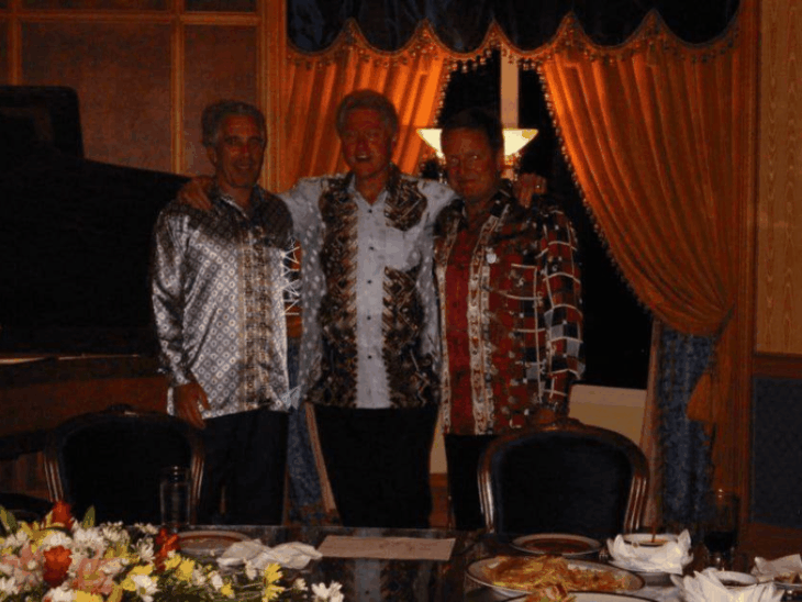 एपस्टीन सेक्स स्कैंडल में सबसे बड़ा खुलासा:लड़कियों के साथ हॉट-टब में नहाते दिखे क्लिंटन, माइकल जैक्सन की भी तस्वीरें; 5 सेट में 3 लाख दस्तावेज जारी