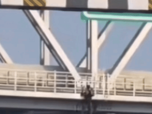 धौलाना में पुल पर लटककर युवक की स्टंटबाजी, VIDEO:नेशनल हाईवे के डीएफसी पुल पर किया स्टंट, सड़क पर दौड़ रही थी गाड़ियां