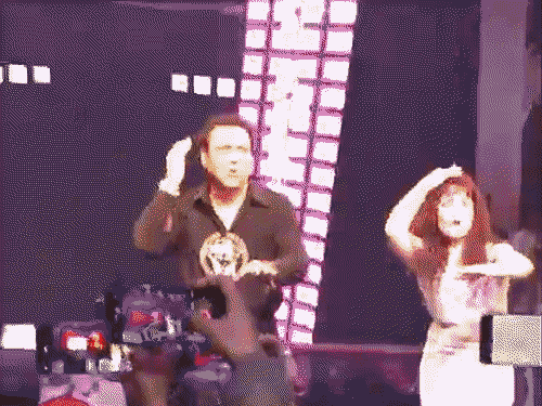 किसी डिस्को में जाए...गाने पर गोविंदा ने लगाए ठुमके:आगरा में DID कंटेस्टेंट ऋषिका ने भी किया डांस, फैंस के साथ केक काटा