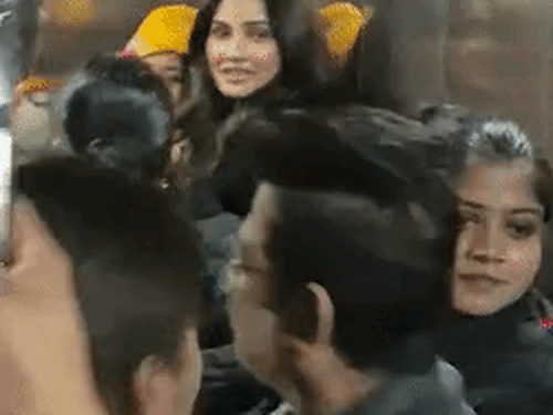 प्रयागराज में डेजी शाह के फिल्म प्रमोशन में धक्का मुक्की:सिविल लाइंस के होटल में रोकी गई, 15 मिनट लिफ्ट में फंसी रही, सीढ़ियो के रास्ते स्टेज तक पहुंची