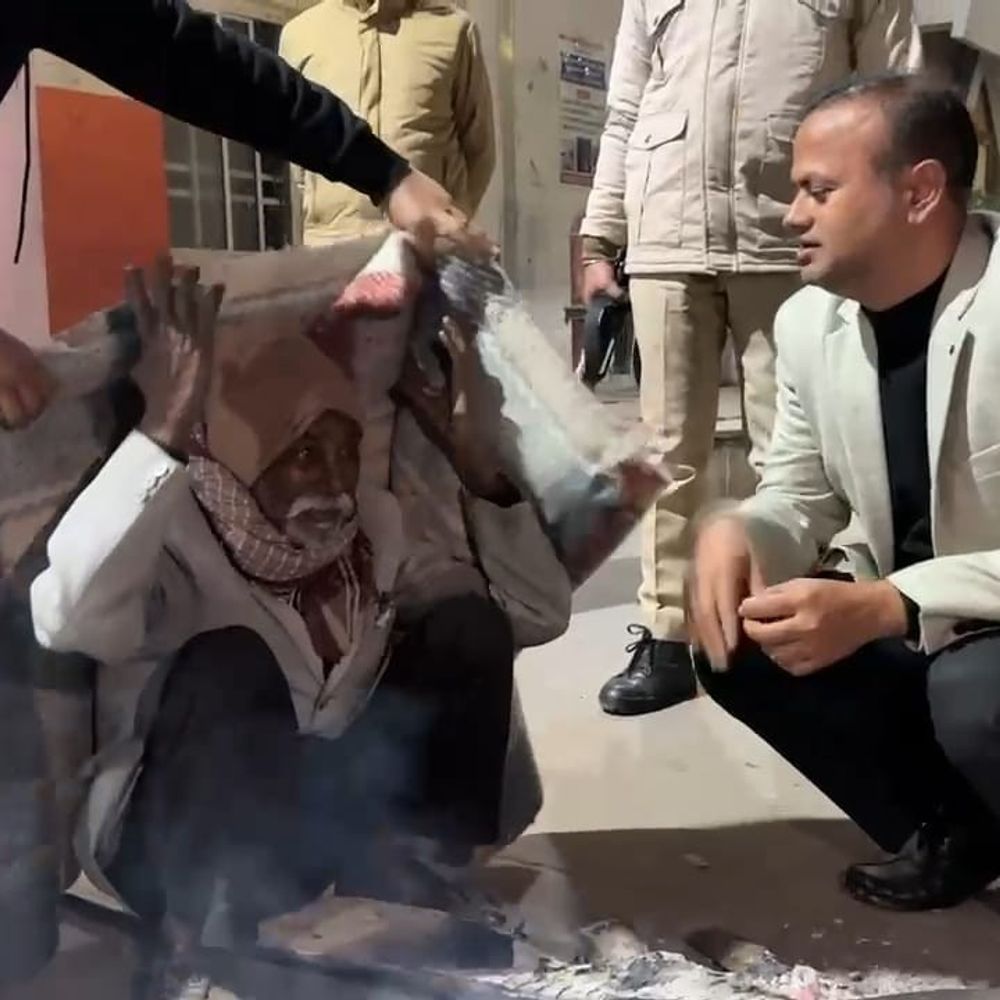 आजमगढ़ डीएम ने रोडवेज और रैन बसेरे का किया निरीक्षण:जरूरतमंदों को बांटे कंबल, सार्वजनिक स्थलों पर अलाव जलाने के निर्देश