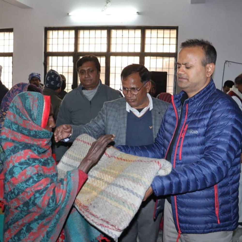 आजमगढ़ डीएम 105 गरीबों और जरूरतमंदों को बांटे कंबल:स्वास्थ्य विभाग ने कैंप लगाकर साथ दिव्यांग व्यक्तियों को जारी किया दिव्यांगता प्रमाण पत्र