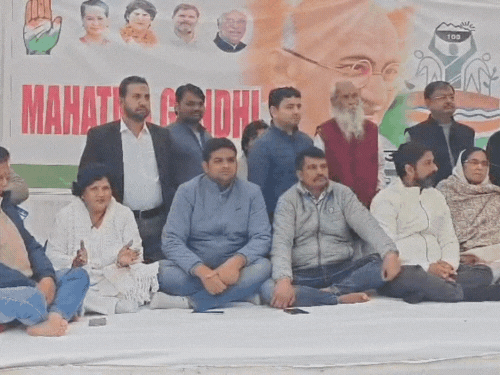 मनरेगा का नाम बदलने का कांग्रेस ने किया विरोध:कहा-भाजपा गांधी का नाम मिटाने का प्रयास कर रही, एक दिन का रखा उपवास