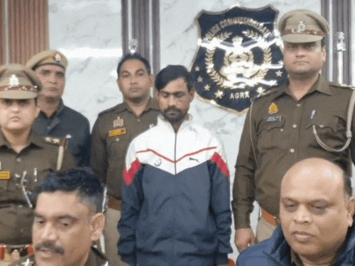 न्यू आगरा पुलिस ने पकड़ा शातिर चोर, 5 लाख बरामद:पहले से चोरी के 27 मुकदमे दर्ज, पुलिस एनकाउंटर में लगी थी गोली, फिर चोरी करने लगा