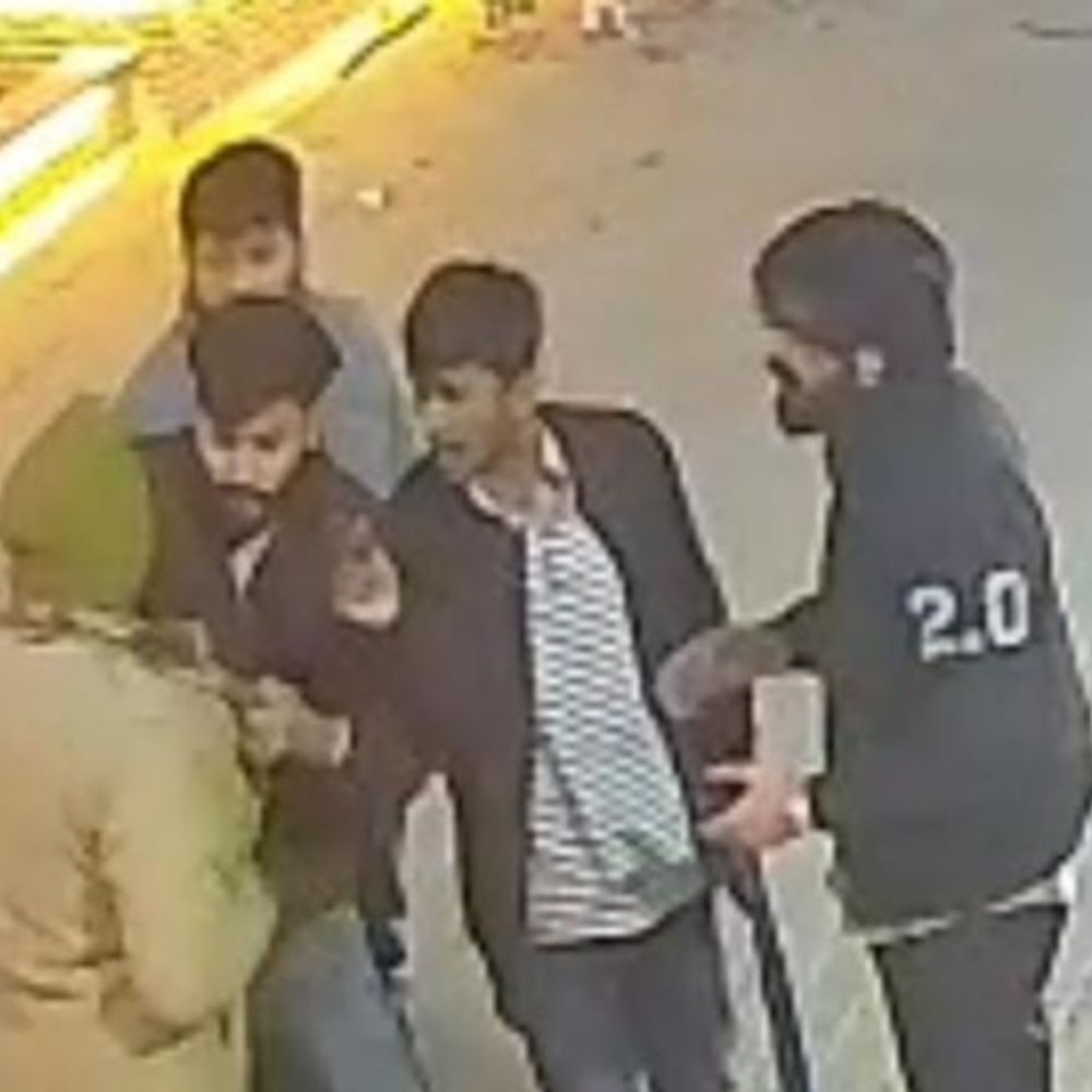 शाहजहांपुर में बीजेपी नेता, बेटे और गनर पर हमला:कार से कुर्सी टूटने पर विवाद, भाजपा नेता समेत तीन घायल