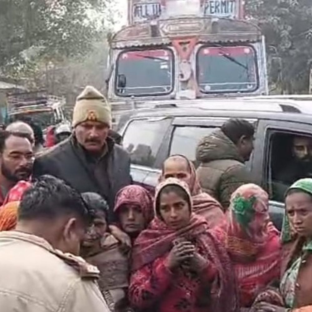 अलीगढ़ में दोहरे हत्याकांड पर रोड जाम:बेटे की मौत के 36 घंटे बाद पिता ने तोड़ा दम, 18 दिसंबर को प्रॉपर्टी के विवाद में रिश्तेदारों ने की थी वारदात