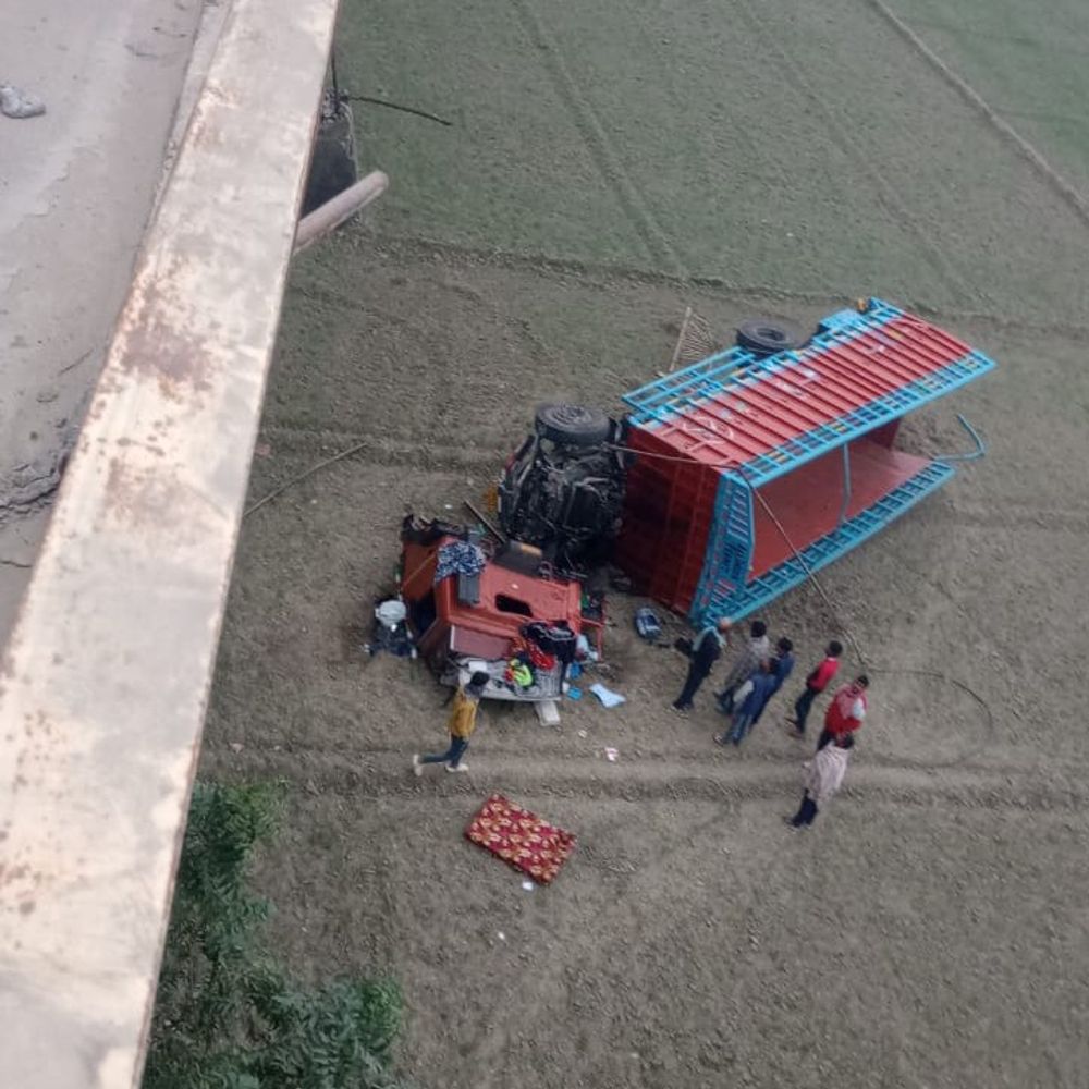 ओवरब्रिज रेलिंग तोड़कर 20 फीट नीचे गिरा पिकअप, VIDEO:मऊ में बाल-बाल बचा चालक, वाहन का अगला हिस्सा चूर-चूर