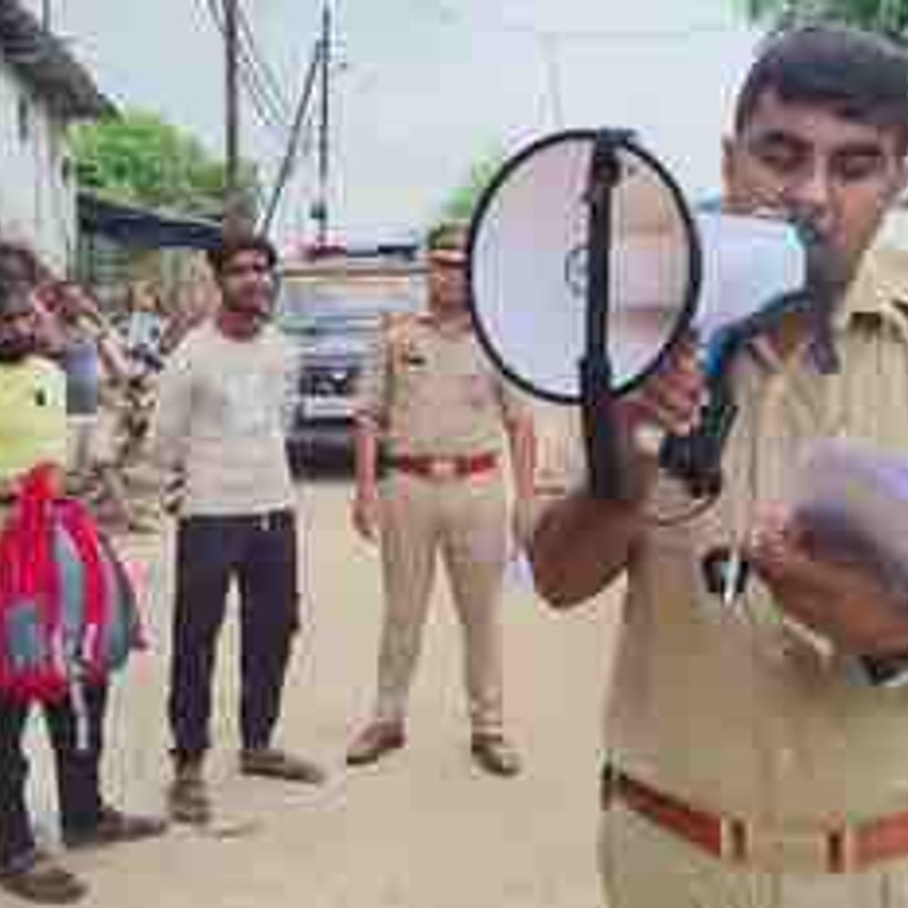 जिलाबदर ने ई-रिक्शे से तीन को टक्कर मारी:भीड़ से बचने के लिए 15 फीट ऊंची दीवार से कूदा, घायल हुआ