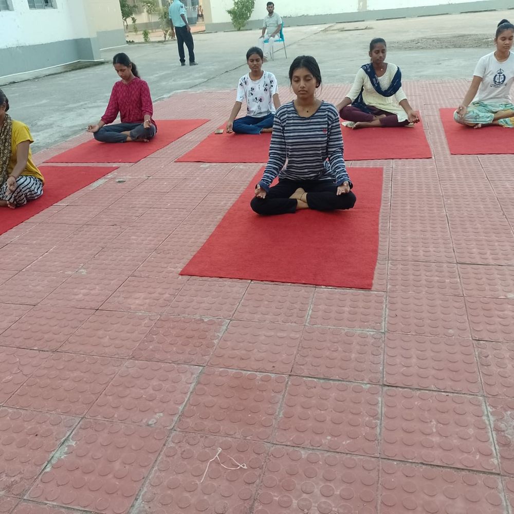 राजकीय इंजीनियरिंग कॉलेज शिवहर में 'विश्व ध्यान दिवस' का आयोजन:छात्रों ने योग और ध्यान से मानसिक स्वास्थ्य बढ़ाने का अभ्यास किया