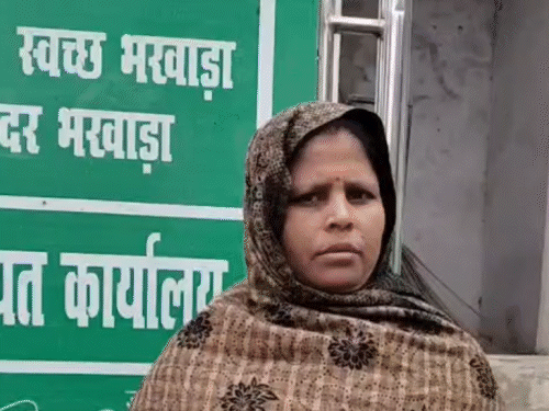 पीएम आवास योजना में अवैध वसूली का आरोप:महिला ने भरवाड़ा नगर पंचायत कार्यालय में दिया आवेदन, बोलीं- वार्ड पार्षद प्रतिनिधि को 40 हजार लिए