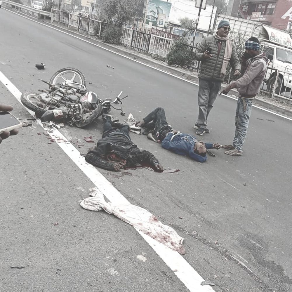 रोडवेज बस–ट्रक की ओवरटेकिंग होड़ में फंसी बाइक:बस्ती में युवक की मौके पर मौत; साथी गंभीर