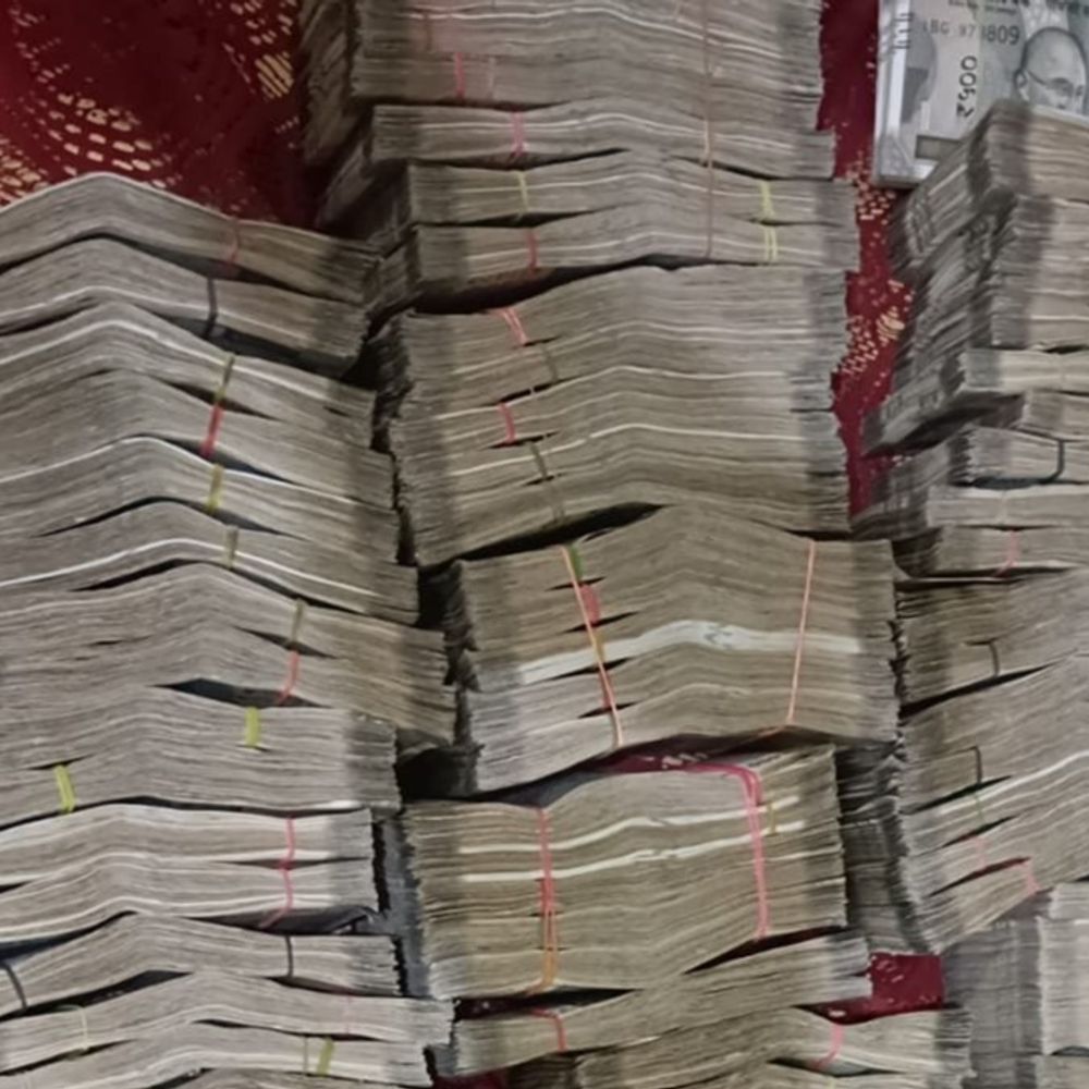 रक्षा मंत्रालय में पोस्टेड लेफ्टिनेंट कर्नल रिश्वत लेते गिरफ्तार:CBI ने 2.36 करोड़ जब्त किए; सैन्य उपकरण बनाने वाली कंपनियों को फायदा पहुंचाते थे पति-पत्नी