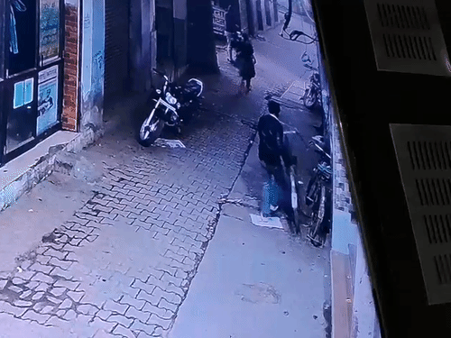 अस्पताल के सामने से साइकिल उठा ले गया चोर, VIDEO:बिल्सी में स्टाफ ने दर्ज कराई शिकायत, पुलिस कर रही तलाश