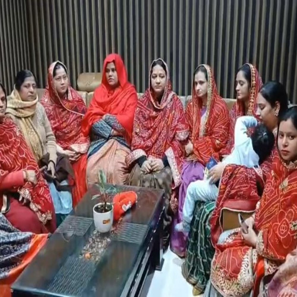 मथुरा में गोस्वामियों ने की जगमोहन में दर्शन की मांग:महिलाएं बोलीं- ये हमारा पारंपरिक अधिकार है, कमेटी ने रोक लगा रखी है