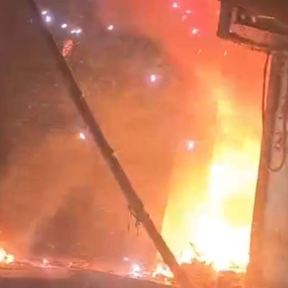 हाथरस में कन्फेक्शनरी दुकान में लगी आग, VIDEO:शॉर्ट सर्किट से लाखों का नुकसान, दमकलों ने पाया काबू