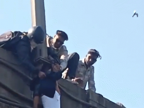 वडोदरा में शर्ट ने बचाई युवक की जान: VIDEO:कार की टक्कर से उछलकर ब्रिज के नीचे गिरा, कील में फंसी शर्ट; लोगों ने बचाया
