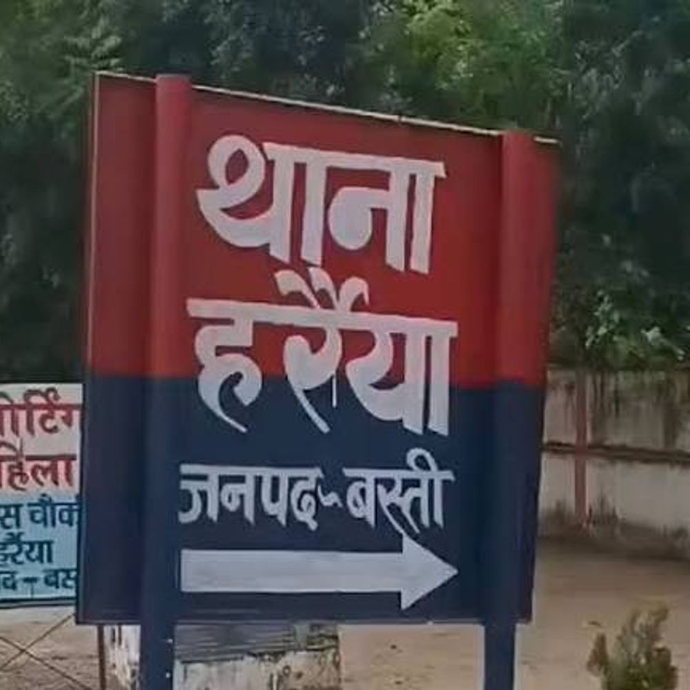 दो नाबालिग बच्चियों के साथछेड़छाड़:बस्ती में छत पर सो रही दो नाबालिग बहनों के कपड़े फाड़े, FIR दर्ज