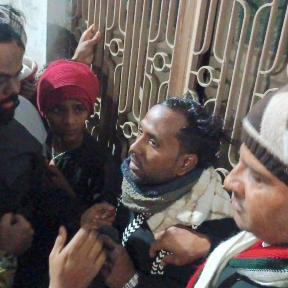 बिजनौर में बुर्का पहने युवक पकड़ा गया:पूछताछ के दौरान भीड़ को चकमा देकर फरार, वीडियो आया सामने